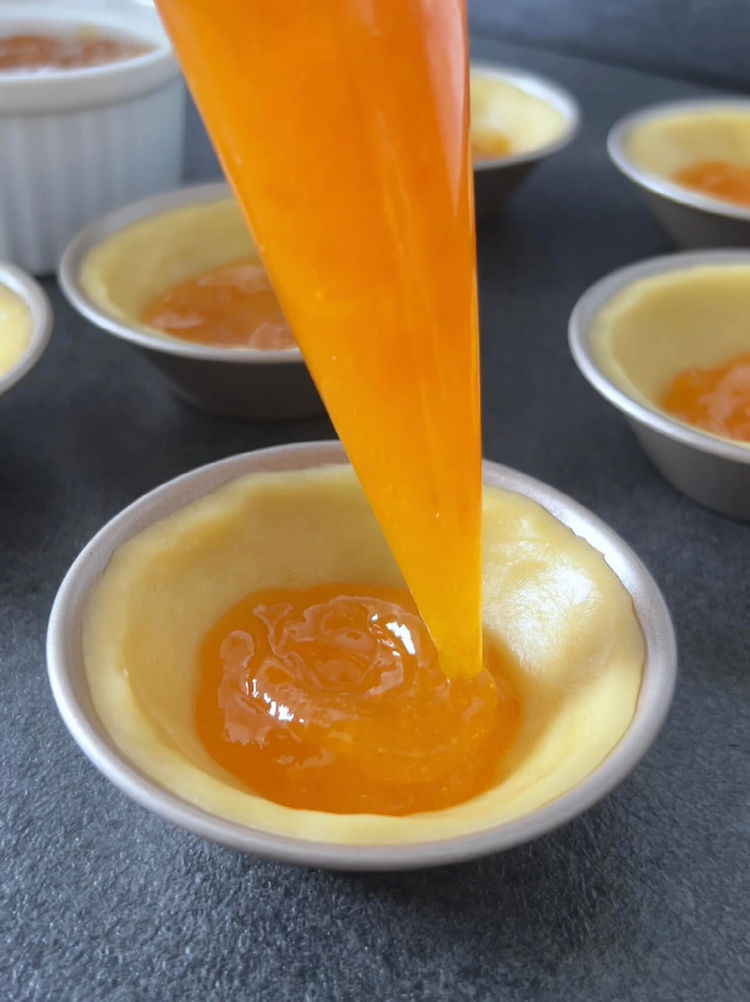 Image of Umpleți fiecare cojă cu gem de caise.