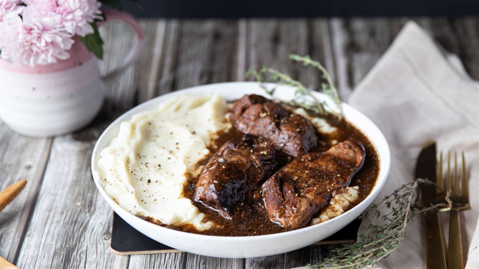 Image of Creamy Mashed Potatoes with Sealand Cooked Roast Beef in Gravy
