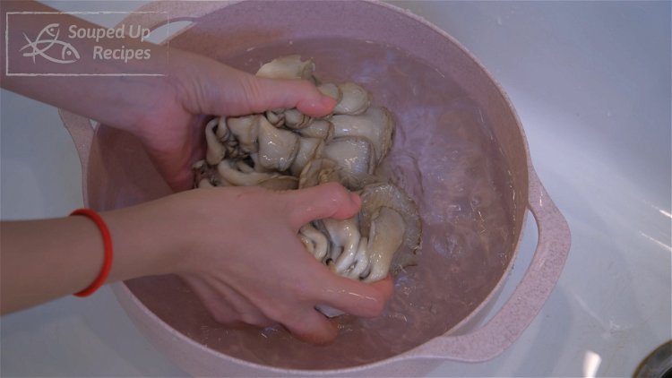Image of Quickly rinse the mushroom with clean water and shake off...