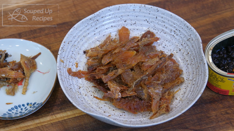 Image of Take the fish out of the can and break it into bite-size pieces. Reserve the oil and fermented black beans on the side. There is no need to worry about the bones because they are fragile and tender. 