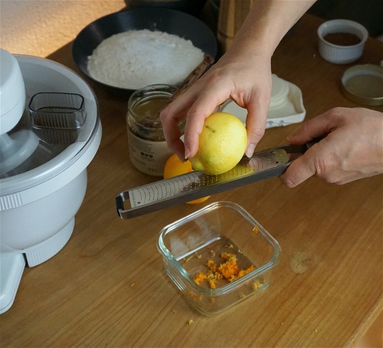 Image of Zitrone und Orange waschen und den Abrieb beider in die...