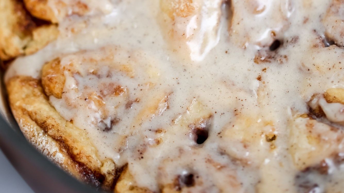 Dutch Oven Cinnamon Roll