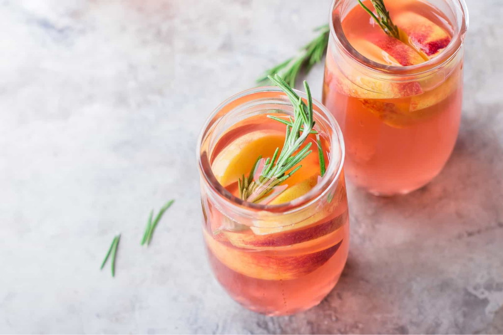 Low-Carb Peach Gin & Tea Cocktail