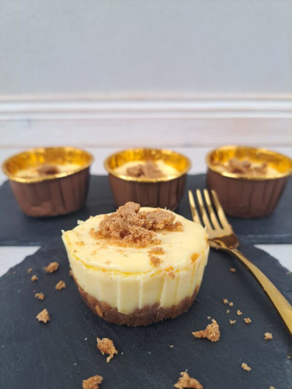 Weihnachtliche Mini-Cheesecakes mit Spekulatiusboden
