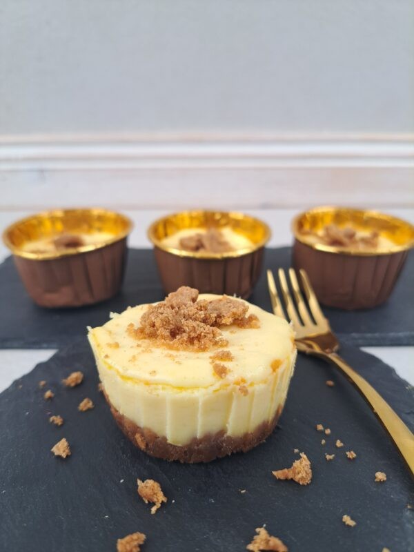 Image of Weihnachtliche Mini-Cheesecakes mit Spekulatiusboden