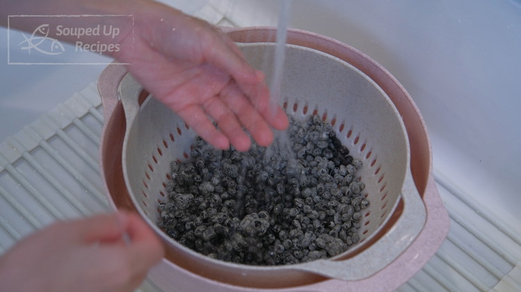 Image of Take the beans out of the basket, crumble the grains, and rinse the beans with clean water several times.