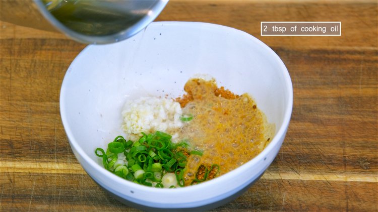 Image of Heat 2 tbsp of oil to smoking hot, pour it...