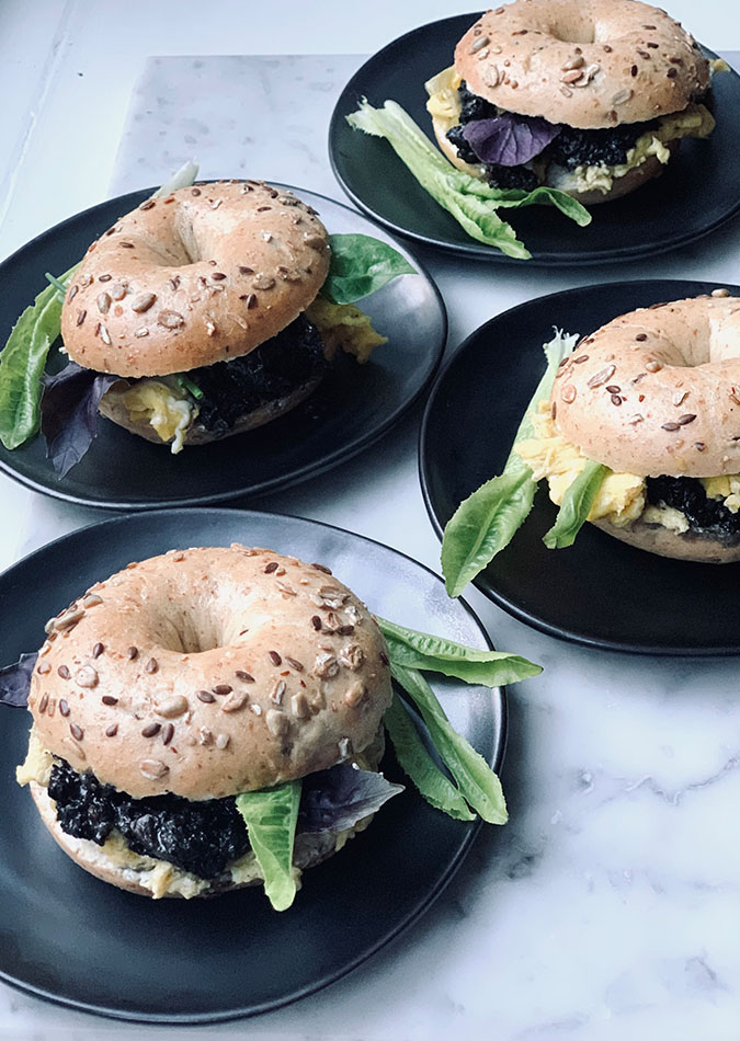 Bagels med røræg og sort trøffelcreme