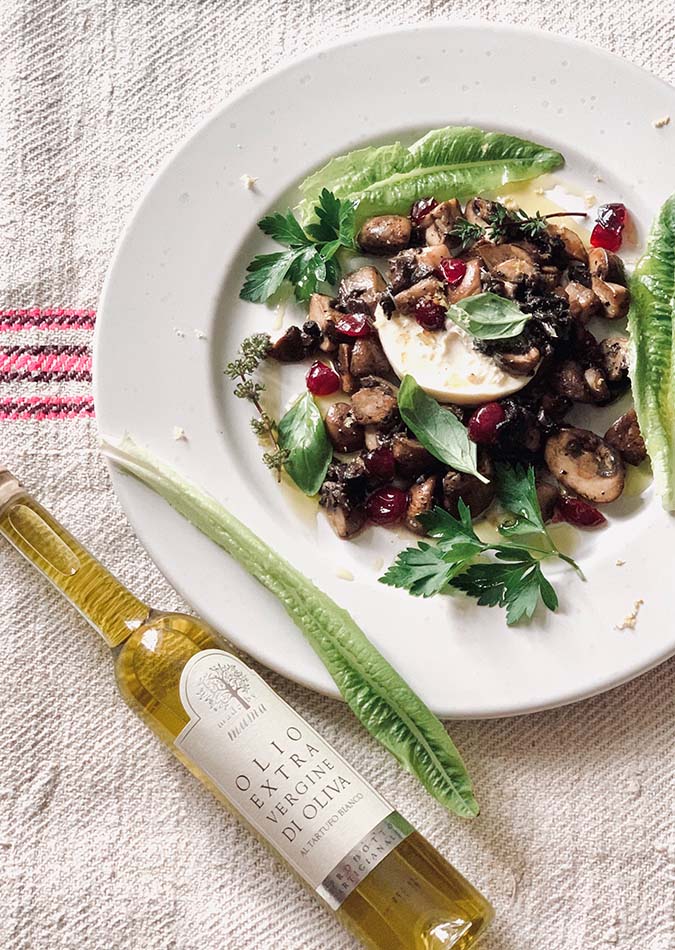 Svamperagout serveret på buratta