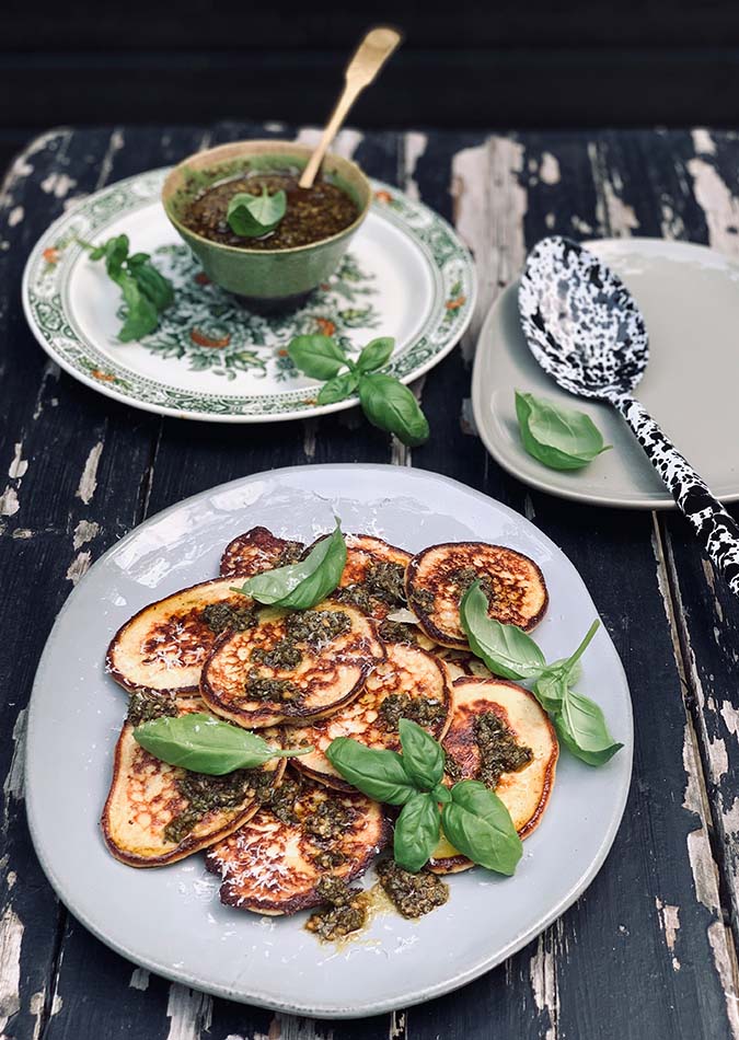 Ricottafritter serveret med pesto