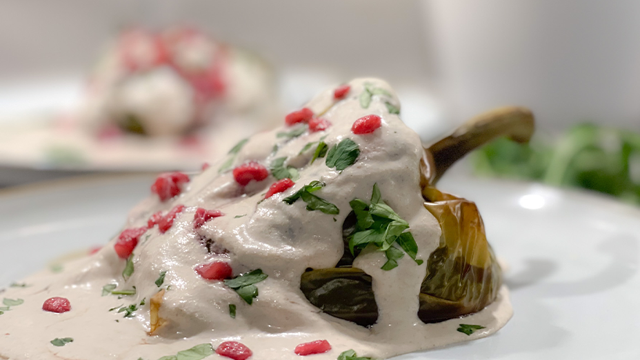 Image of Chiles en Nogada (Vegan): Weihnachtszauber auf dem Teller