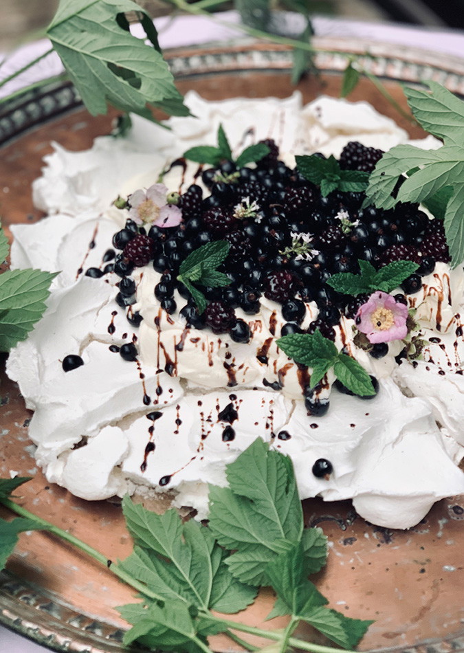 Pavlova med mørke bær og balsamico