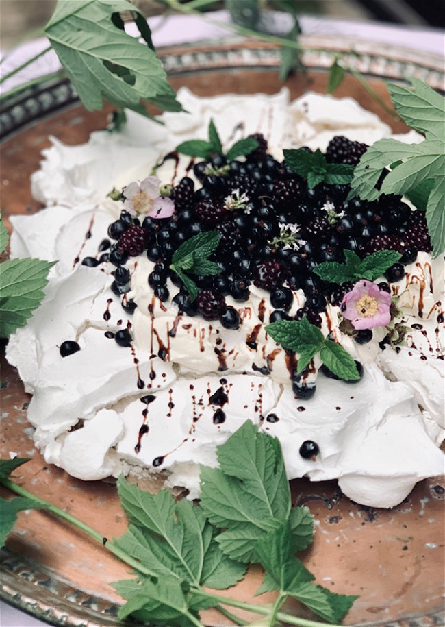 Image of Pavlova med mørke bær og balsamico