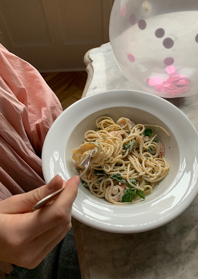 Cremet pasta med rejer, citron og hvidløg