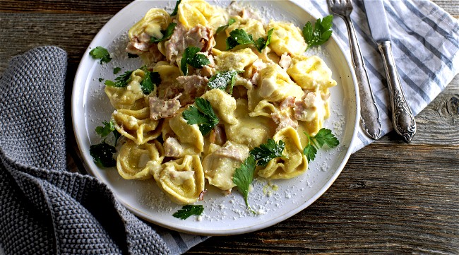 Image of Tortellini-Auflauf mit Schinken und Sahnesoße