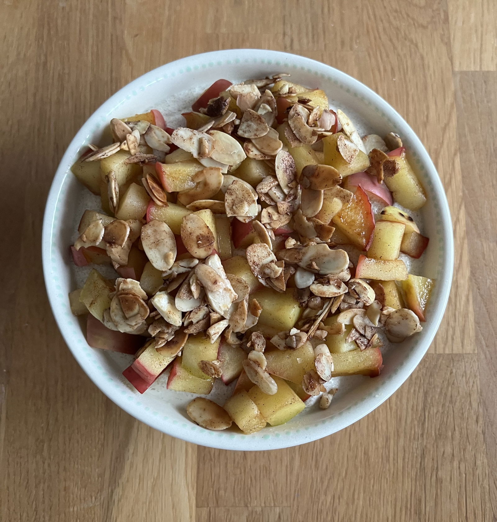 Vanille-Bratapfel-Bowl mit gebrannten Mandeln – Joana &amp; Mayra von MAKECAKE