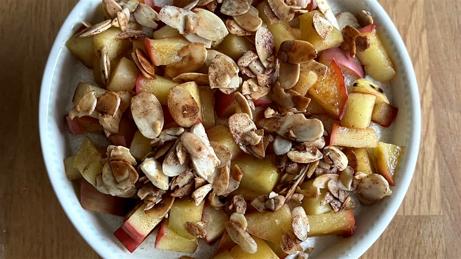 Image of Vanille-Bratapfel-Bowl mit gebrannten Mandeln