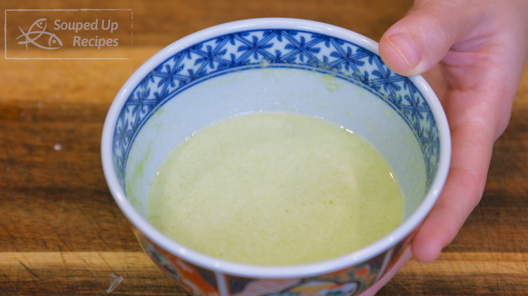 Image of Let the puree go through a sieve to eliminate the solid parts. Combine the aromatic water with 3 tbsp of tapioca starch and mix until there is no lump. Set it aside.
