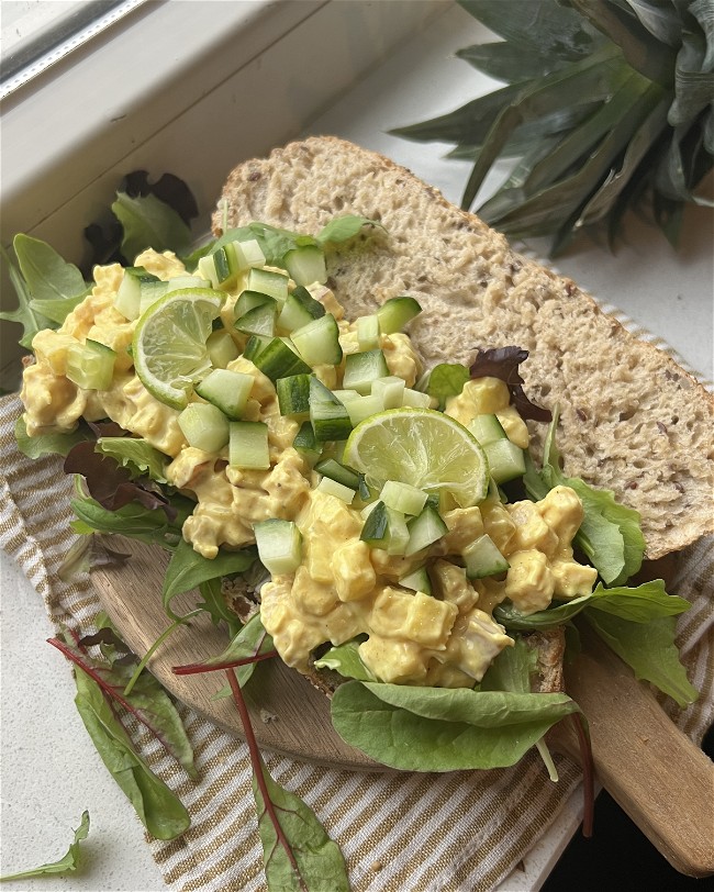 Image of Heerlijk Broodje met Eiwitrijke Kip-Kerrie Salade