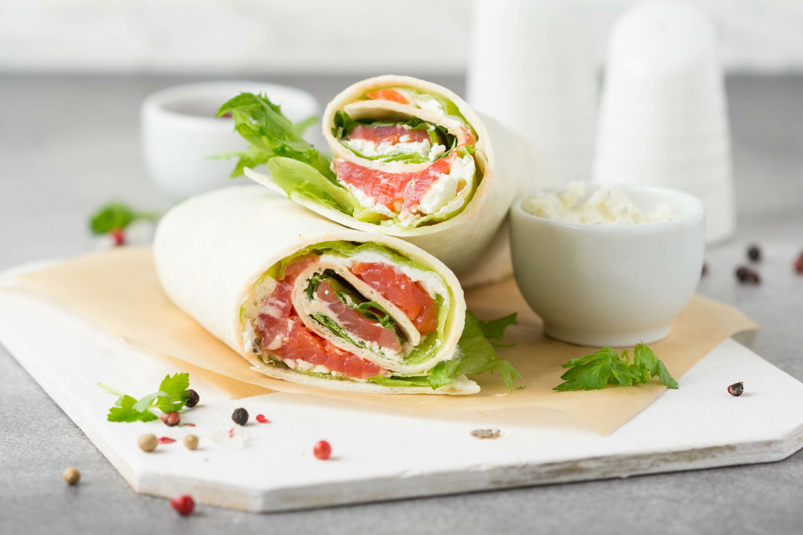 Räucherlachs-Wraps mit Avocado-Creme - Flammenpapst.de