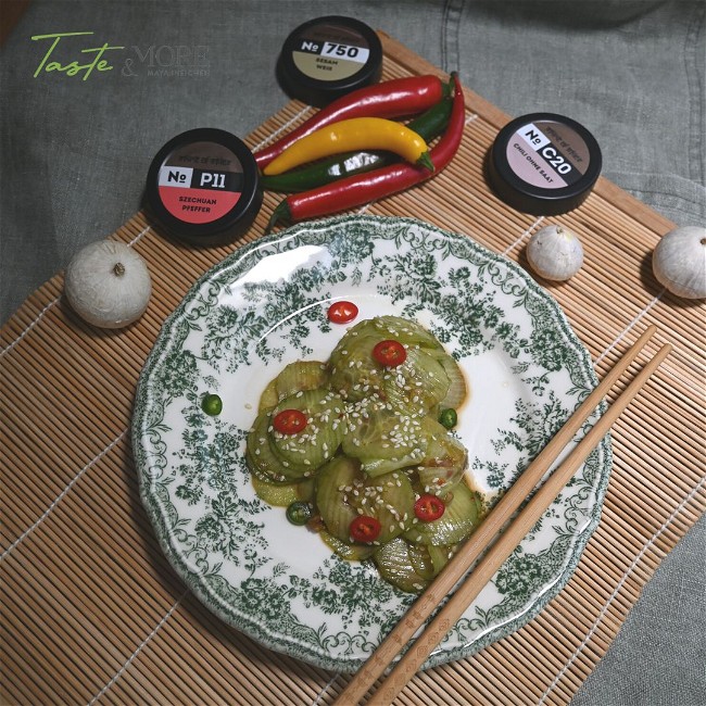 Image of Asiatischer Gurkensalat mit Chili und Sesam
