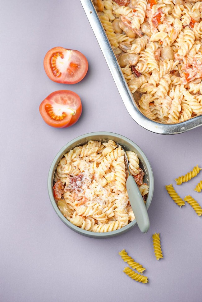 Image of Enkel pasta med tomat, färskost och bönor