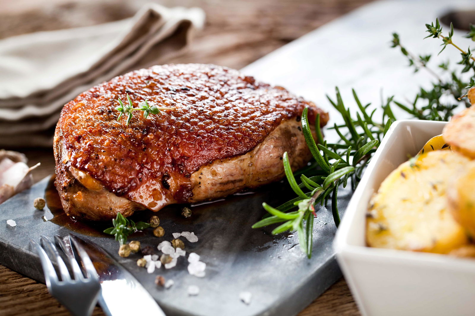 Gebraten Gans mit Apfel-Ahorn-Glasur - Flammenpapst.de