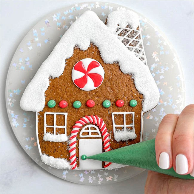 Image of Decorating a Gingerbread House Cookie with Royal Icing