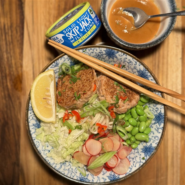 Image of Japanese noodle salad with tuna burger