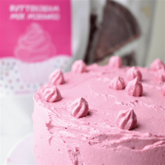 Image of Uma cobertura deliciosa de Morango num fofo bolo de chocolate