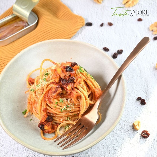 Image of Pasta mit Anchovis, Tomaten, Rosinen und Nüssen