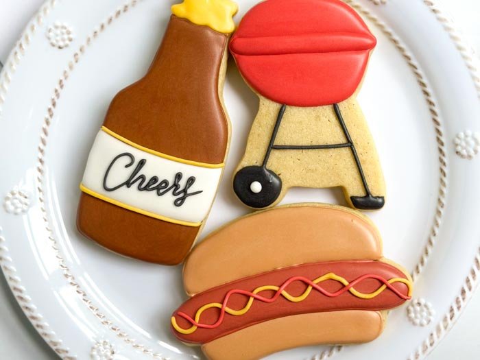 Image of This hot dog cookie is a great addition to a barbecue set!
