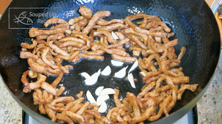 Image of Add the garlic slices and stir until fragrance, which will take 20 seconds.