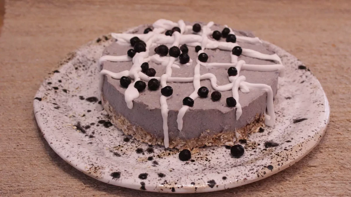 Bilberry raw cake with licorice