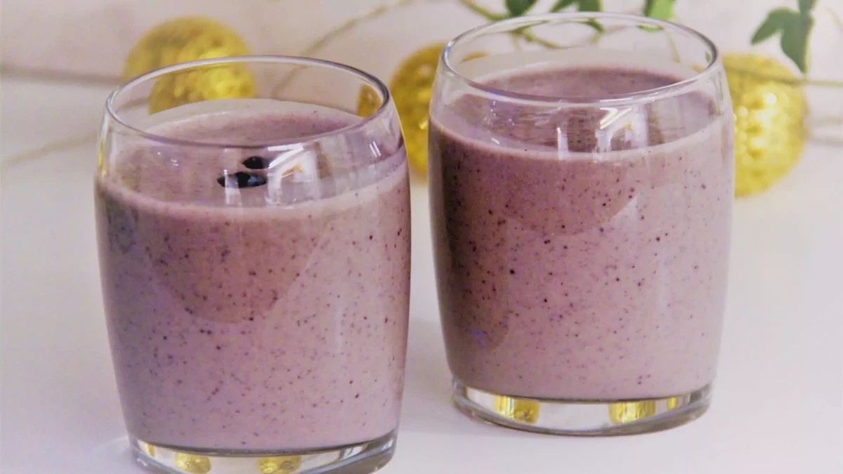 Bilberry peanut butter smoothie