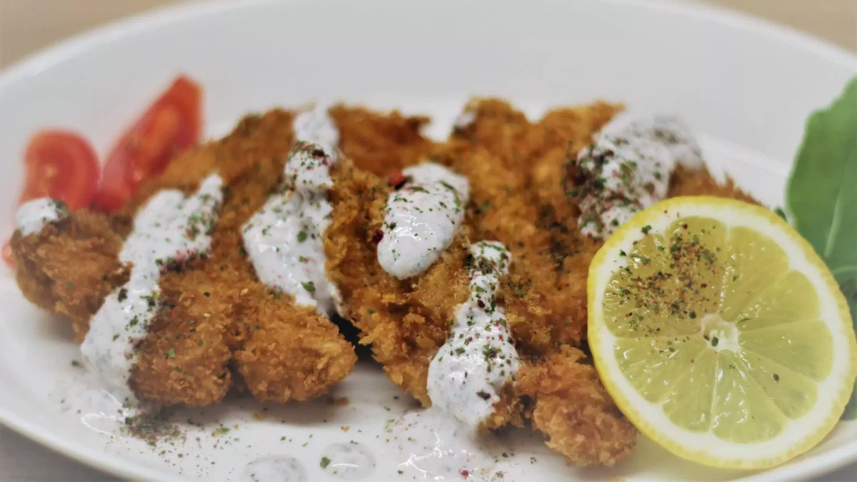 Nettle-lingonberry yogurt sauce for chicken cutlets
