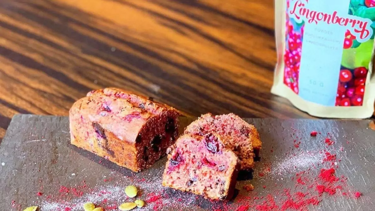 Lingonberry pound cake