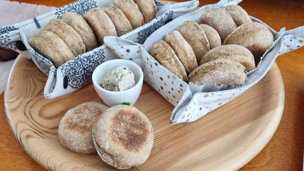 Nettle pan bread with yogurt