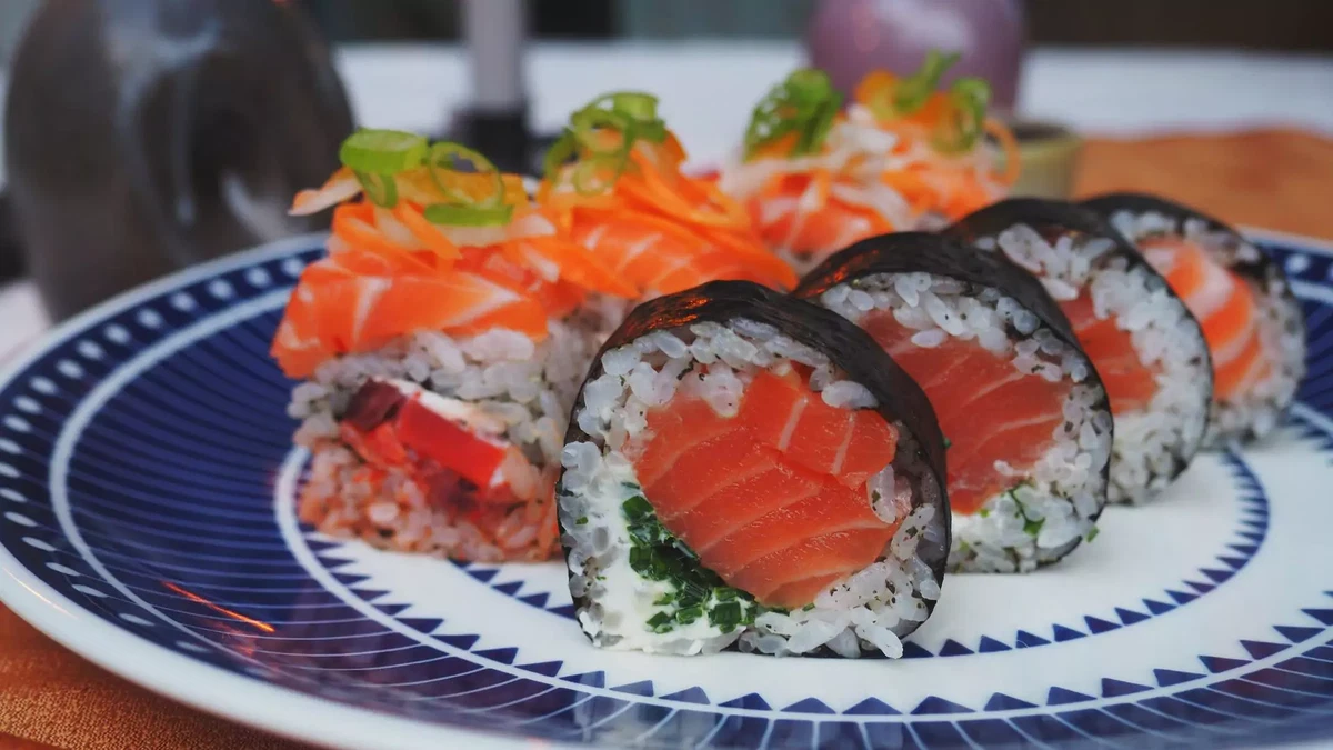 Nettle-lingonberry sushi roll