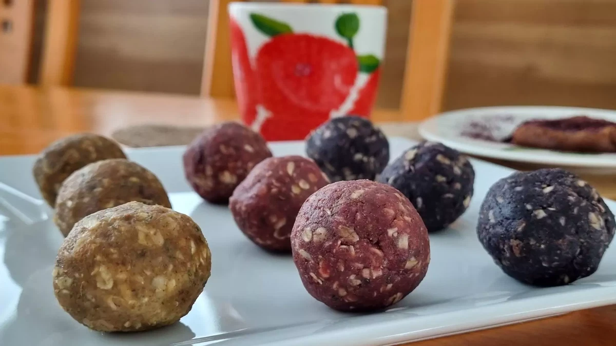Protein-rich berry powder balls