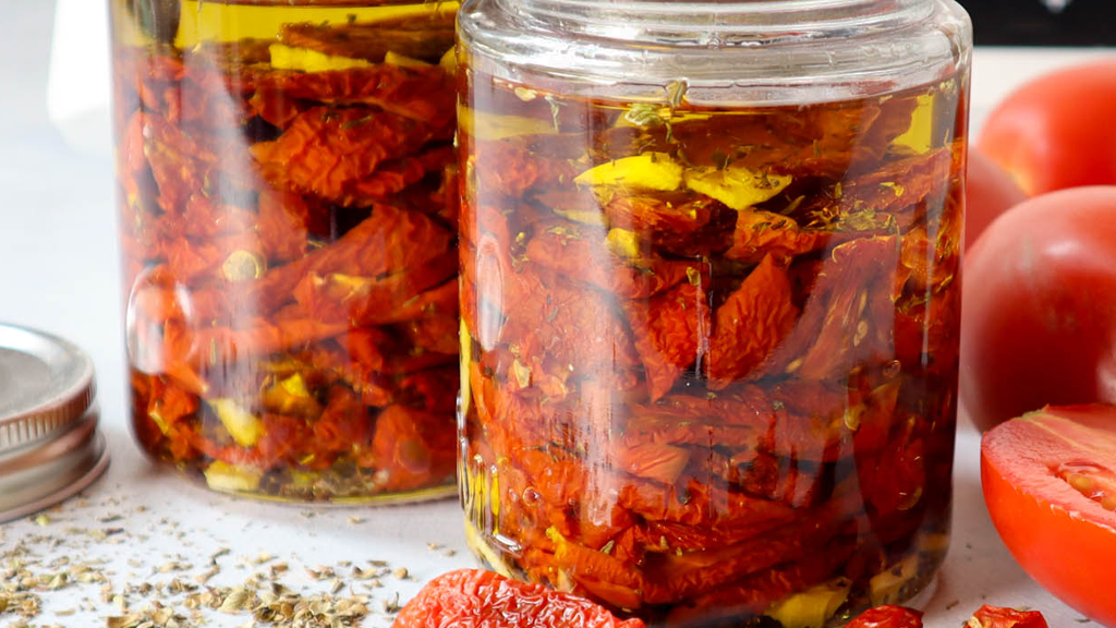 Image of Preserving dried tomatoes in olive oil