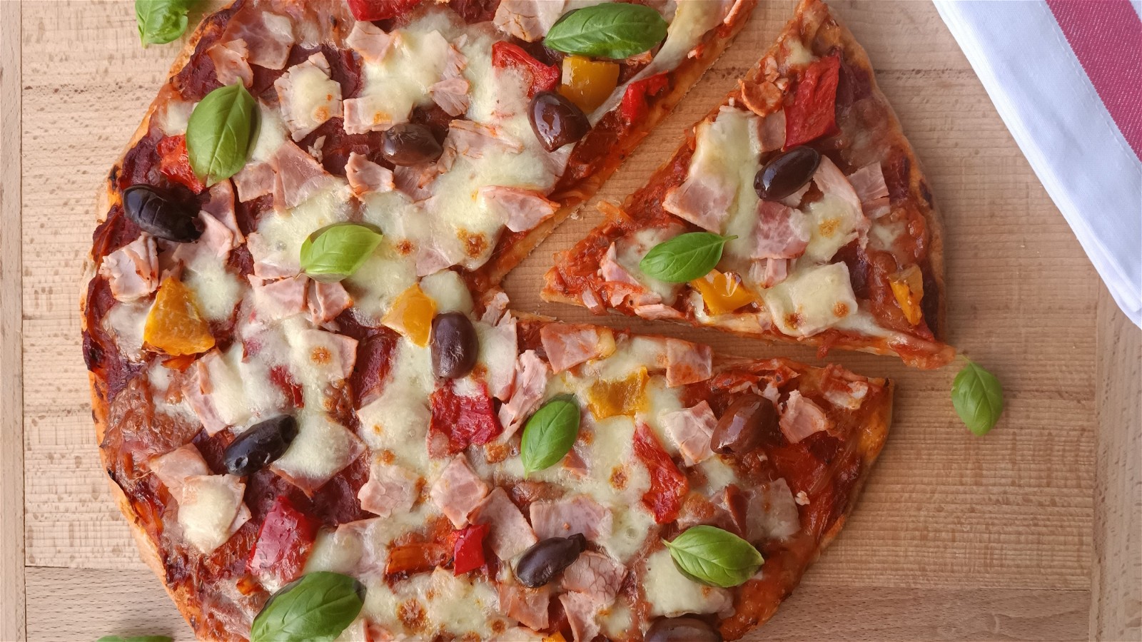 Image of Pizza jambon poivrons olives, une délicieuse recette ensoleillée