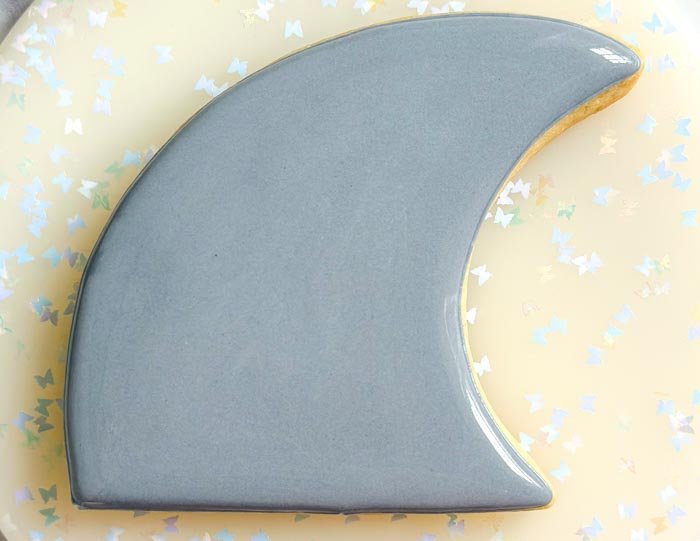 Image of Fill in the entire fin with gray flood consistency royal icing.