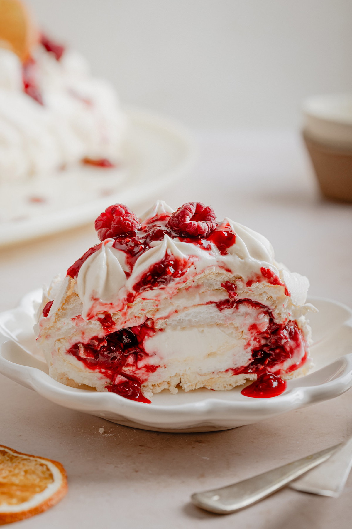 Rollo merengue, frambuesa y queso crema