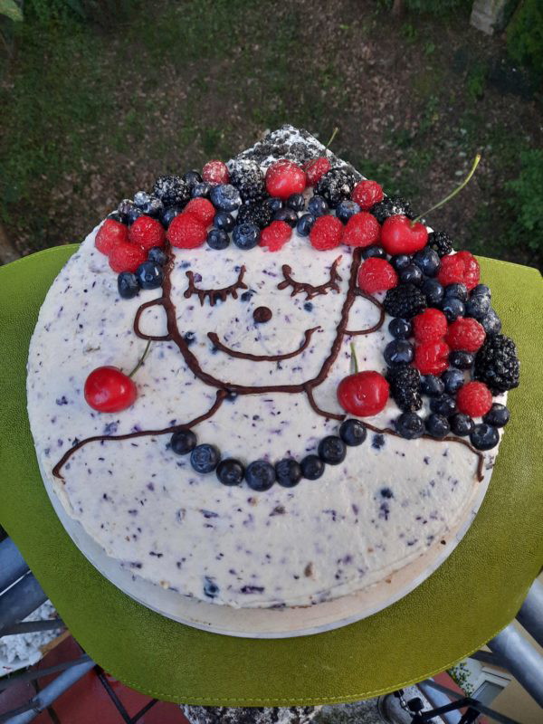 Hübsche Beeren-Gesicht-Torte