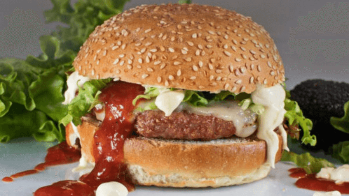 Image of BURGER Z MAJONEZO IN KEČAPOM S TARTUFI
