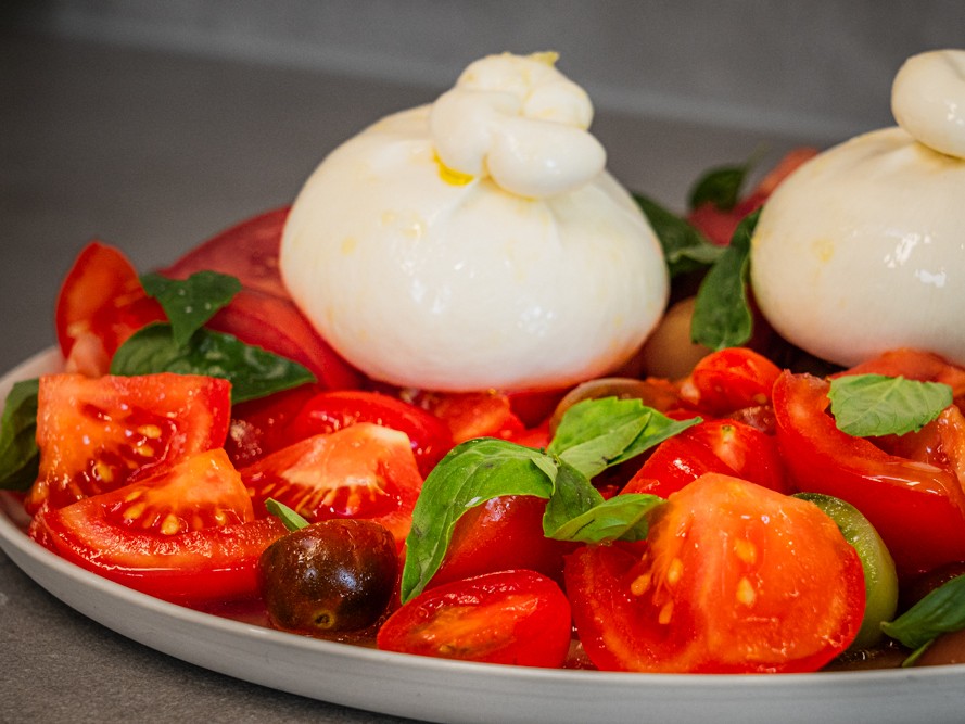 Andy Cooks - Tomato burrata salad