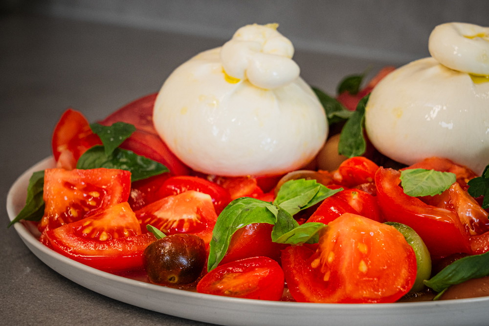 Tomato burrata salad
