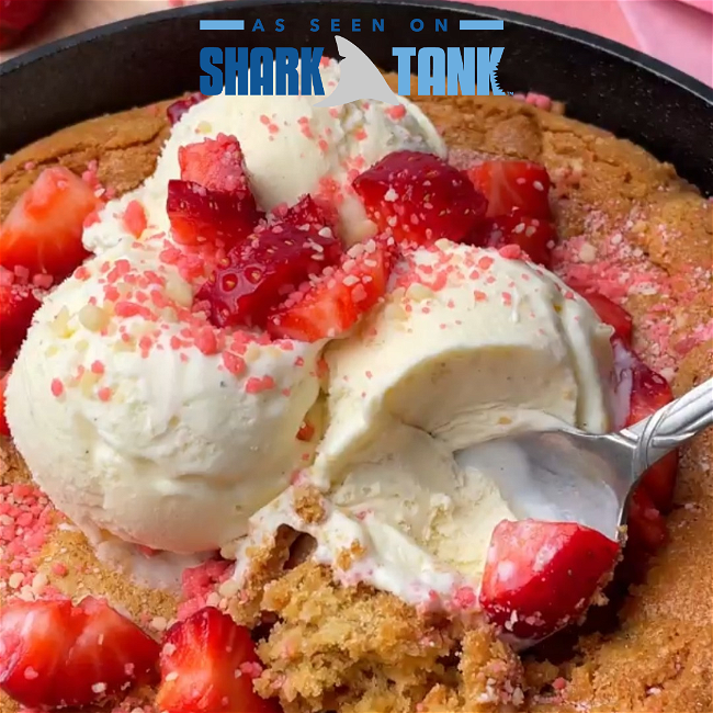 Image of Strawberry Skillet Cookie with Yum Crumbs