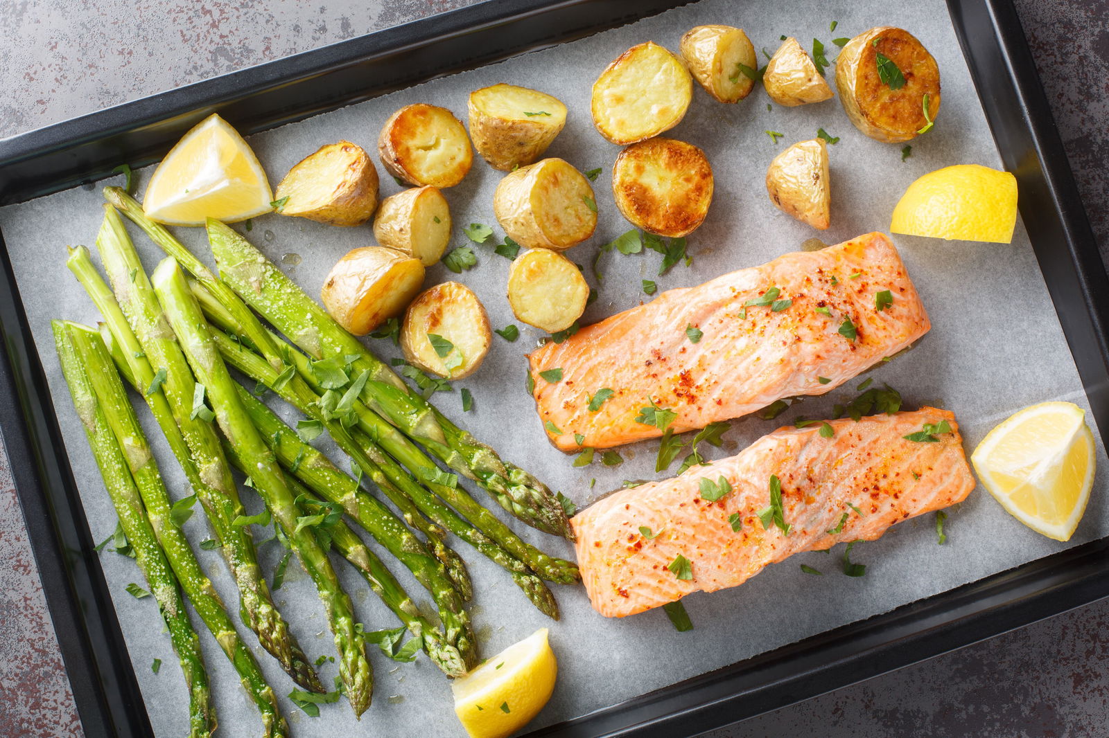 Saftiger Lachs mit knsuprigen Kartoffeln und grünen Spargel &amp; Ankerkraut